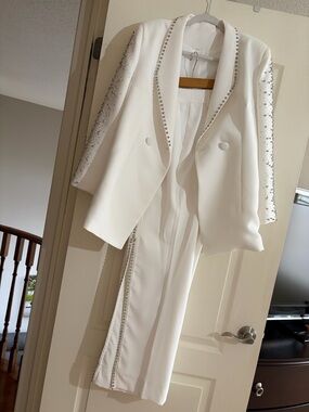 Nordstrom, Ladies 2 Piece, White Embellished Blazer and Pants Suit. XL. NEW